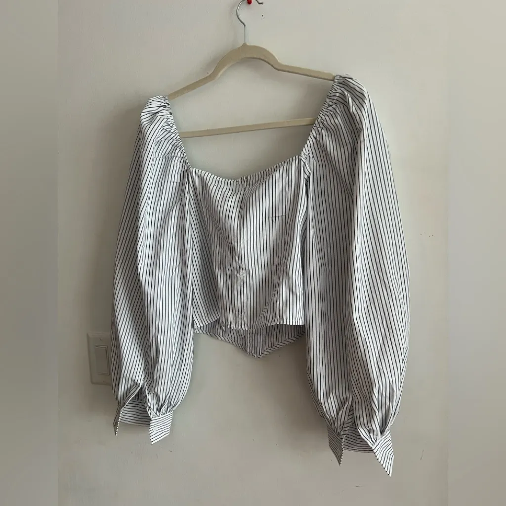 PrettyLittleThing White Striped Long Sleeve Bustier Top Size 4 NWT Keyhole Front - Image 4