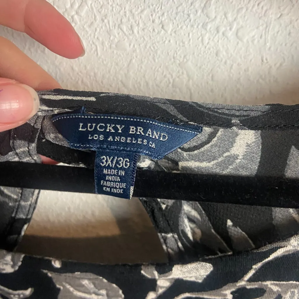 Lucky Brand Size 3X Dark Floral Blouse Flutter Sleeve Black Grey Boho Scoop Neck - Image 2