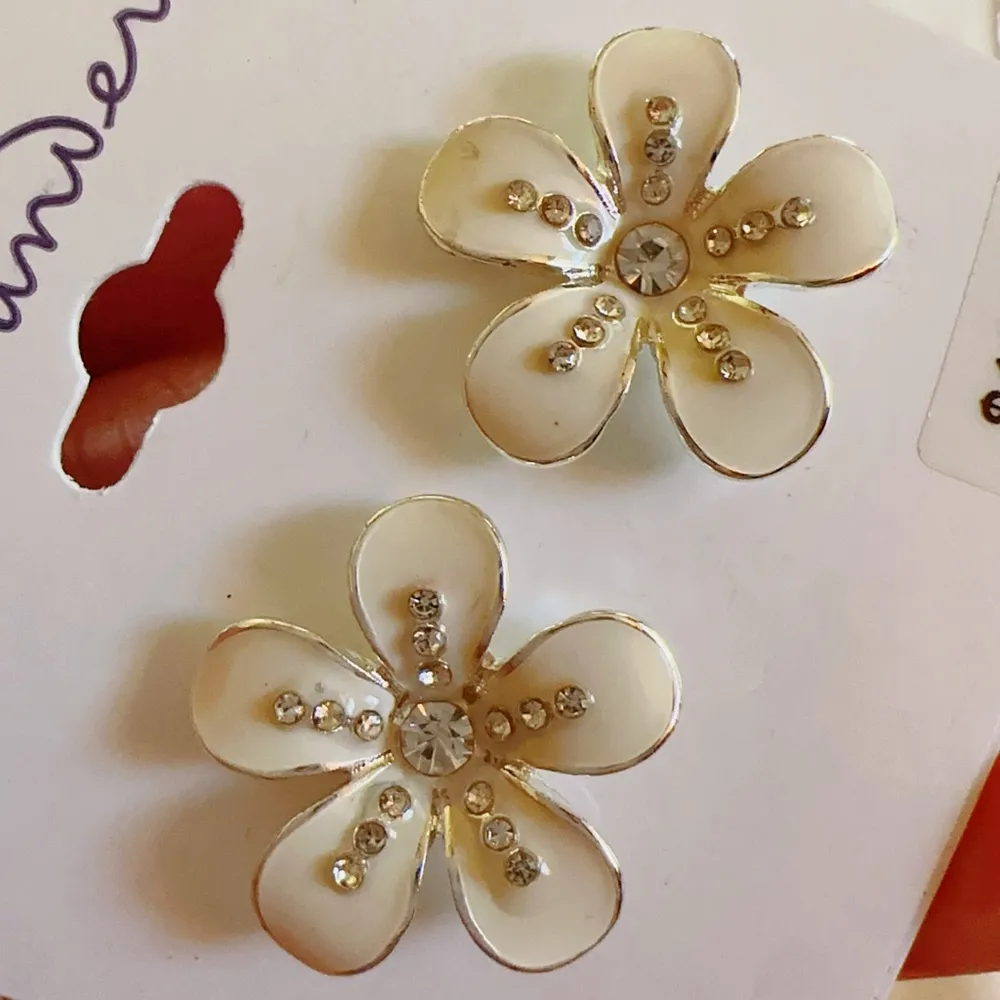 Gloria Vanderbilt white silver flowers earrings studs - Image 3