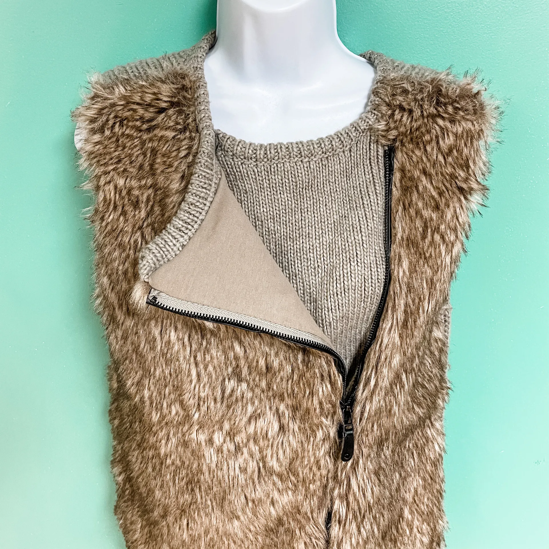Forever 22 Faux Fur Zip Up Vest - Image 7