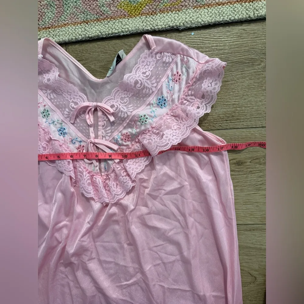 vintage pink floor length sleep gown with floral detail measurements added Size M - Image 7