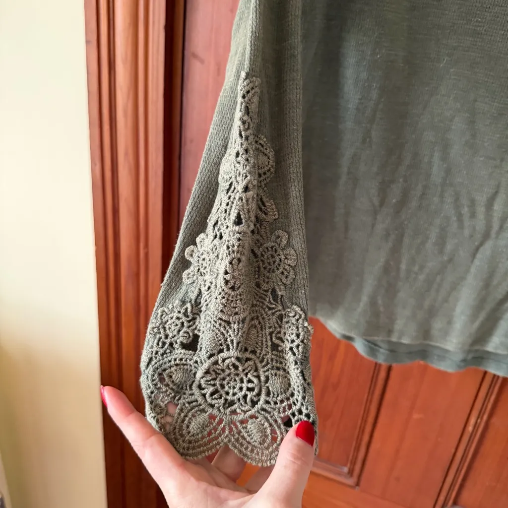 American Eagle Green Henley Waffle Long Sleeve Lace Sleeve Detail Size Medium - Image 4