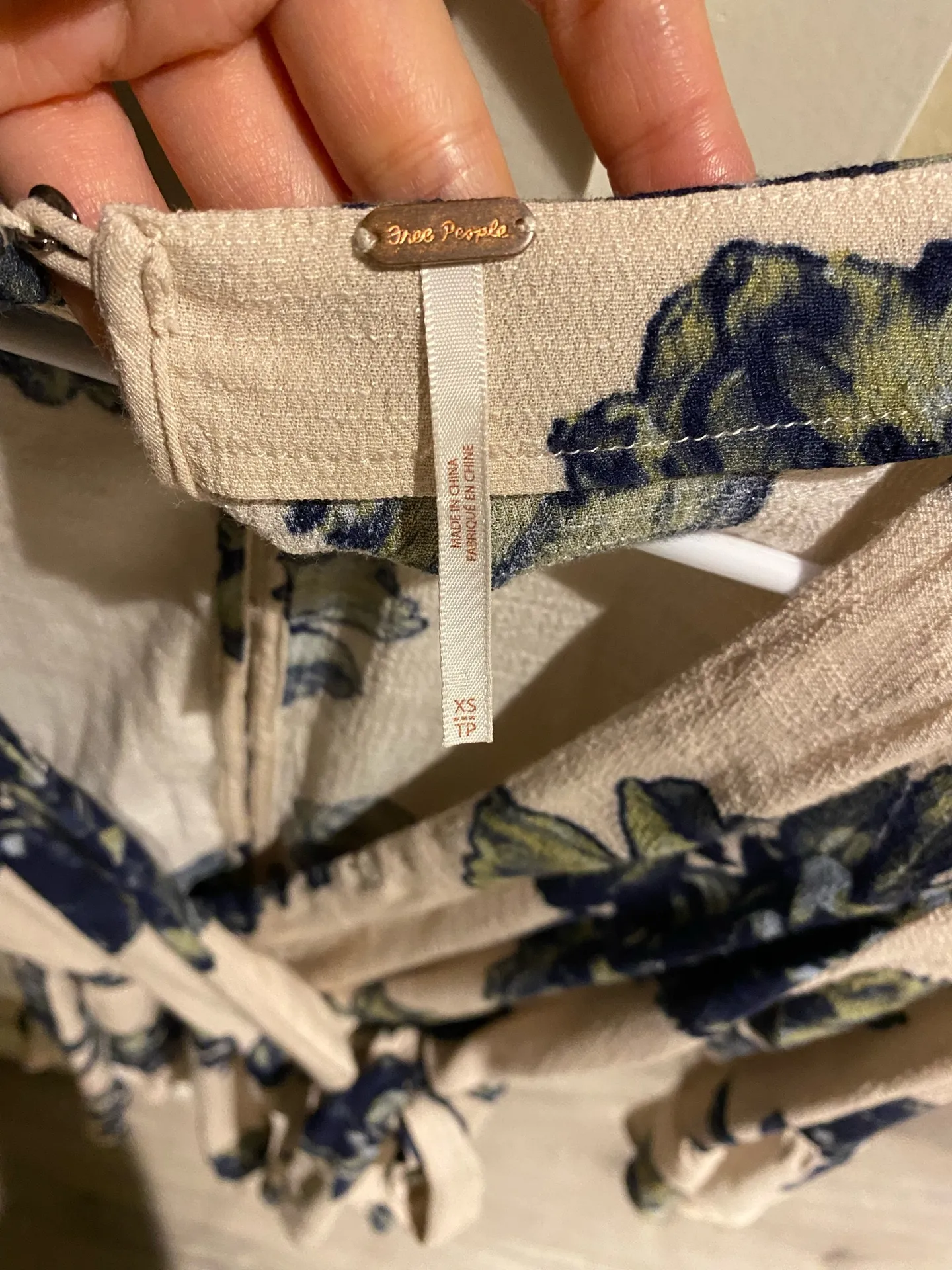 Free people floral v neck long sleeve romper size Xs  - Image 5