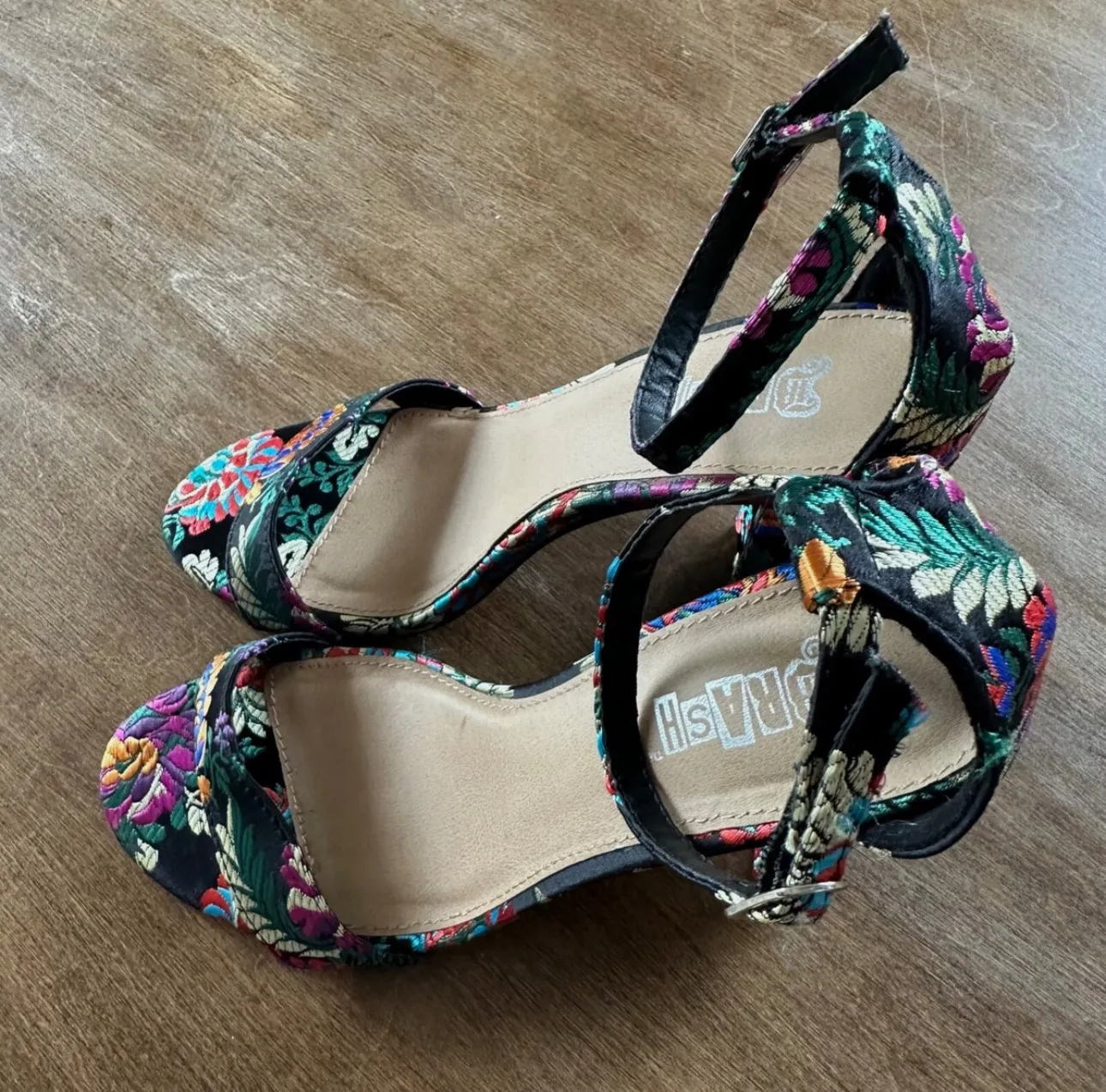 Brash Metallic Embroidered Floral Pattern 4" Block - Image 2