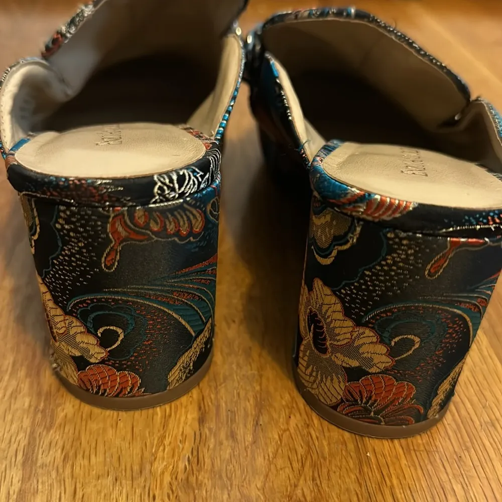 Enzo Agliolini Women’s 8.5 Slip on Woven Embroidered Floral Chain Platform Mules - Image 9