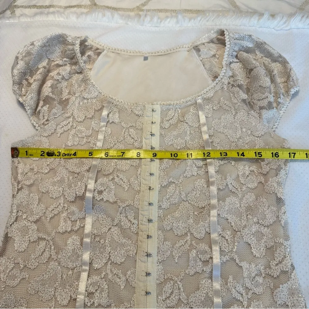 Lacey Cap Sleeve Dressy Top Beige Hook and Eye Detail Women’s Size Large Tan - Image 8