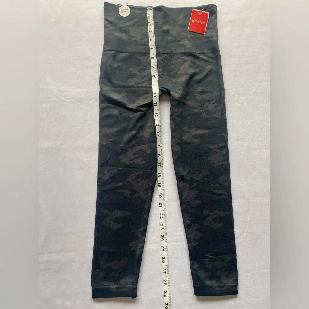 Spanx‎ Seamless Women’s Black Camo Cropped Length Leggings
Size M - Image 7