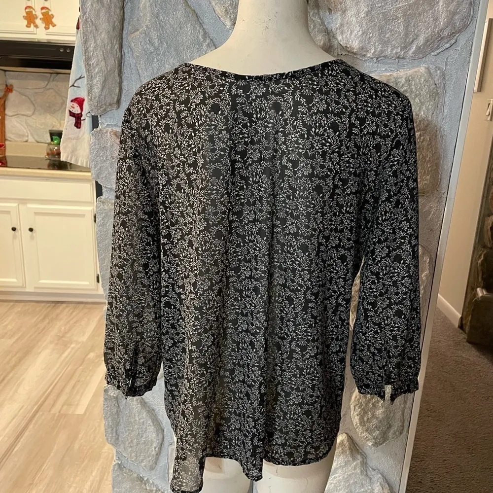 H&M Black And White Floral Print Scoop Neck Lightweight Blouse- Size U.S. 12 - Image 2