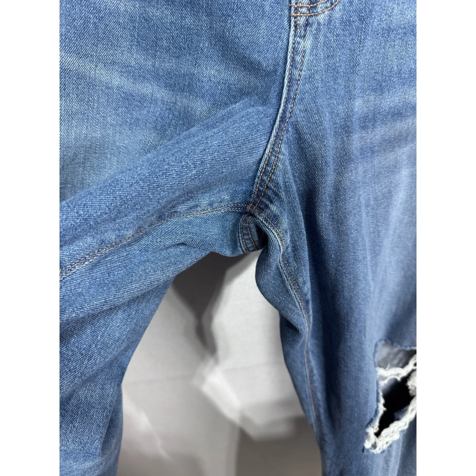 American Eagle Mom Jeans Distressed Ripped Knees Medium Wash Comfort‎ Waist 20 Blue Size undefined - Image 5