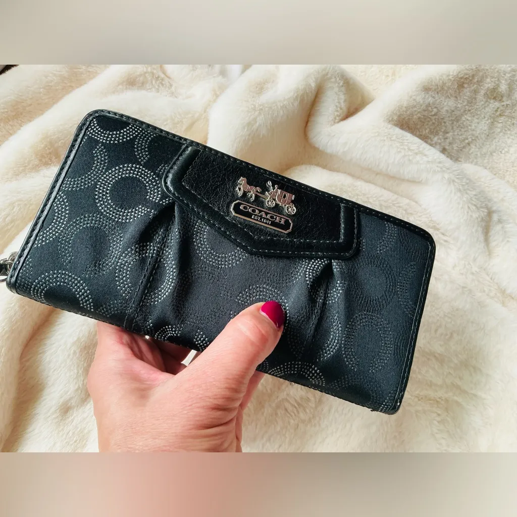 AUTHENTIC COACH zip around wallet 🖤🖤🖤 - Image 5