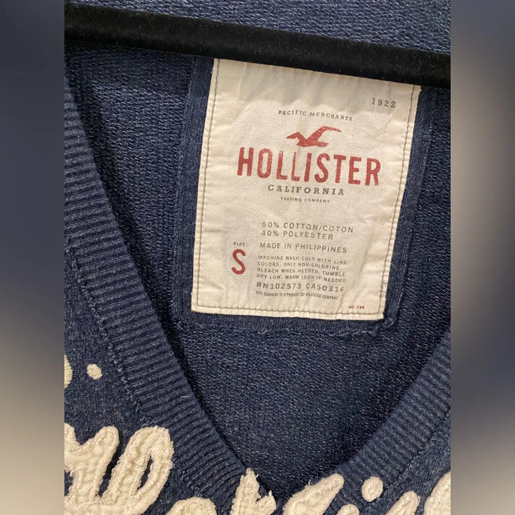 VINTAGE Hollister V-Neck Sweater Size Small - Image 2