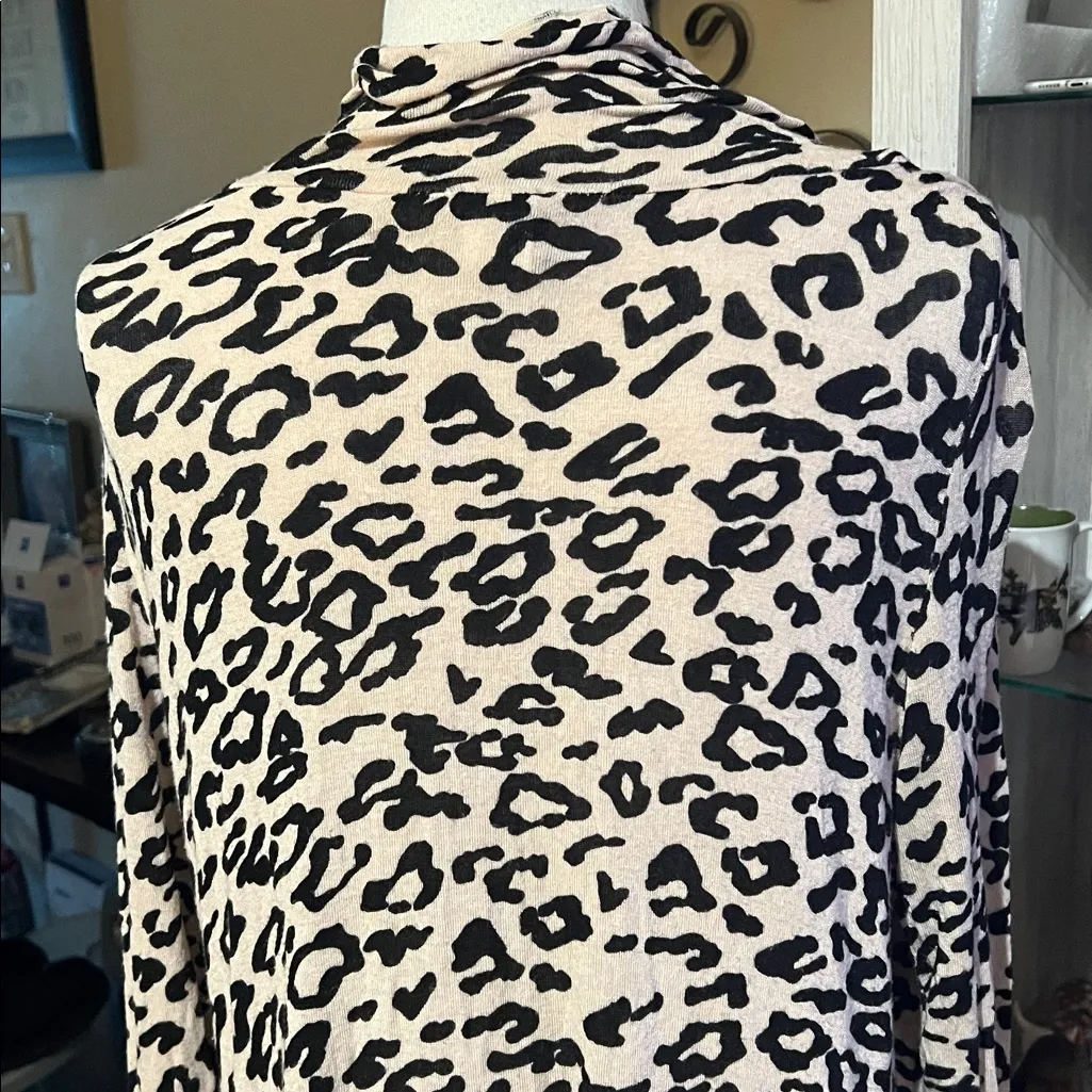Day trip, leopard print cardigan, size small lightweight - Image 6