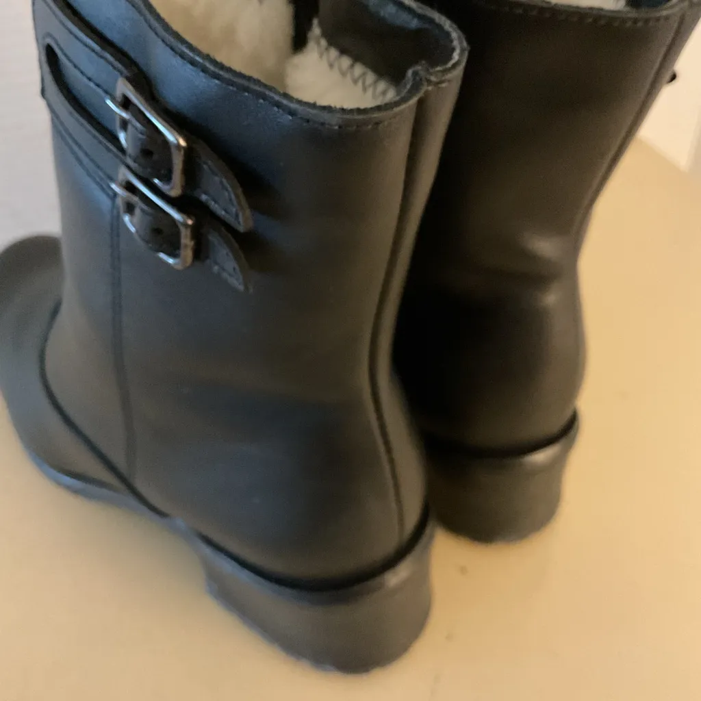 Women black leather faux fur unbranded Chelsea made in Canada boot size 7 - Image 9