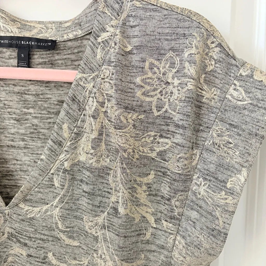 WHBM Gold Leaf Short Sleeve V-Neck Top Small - Image 3