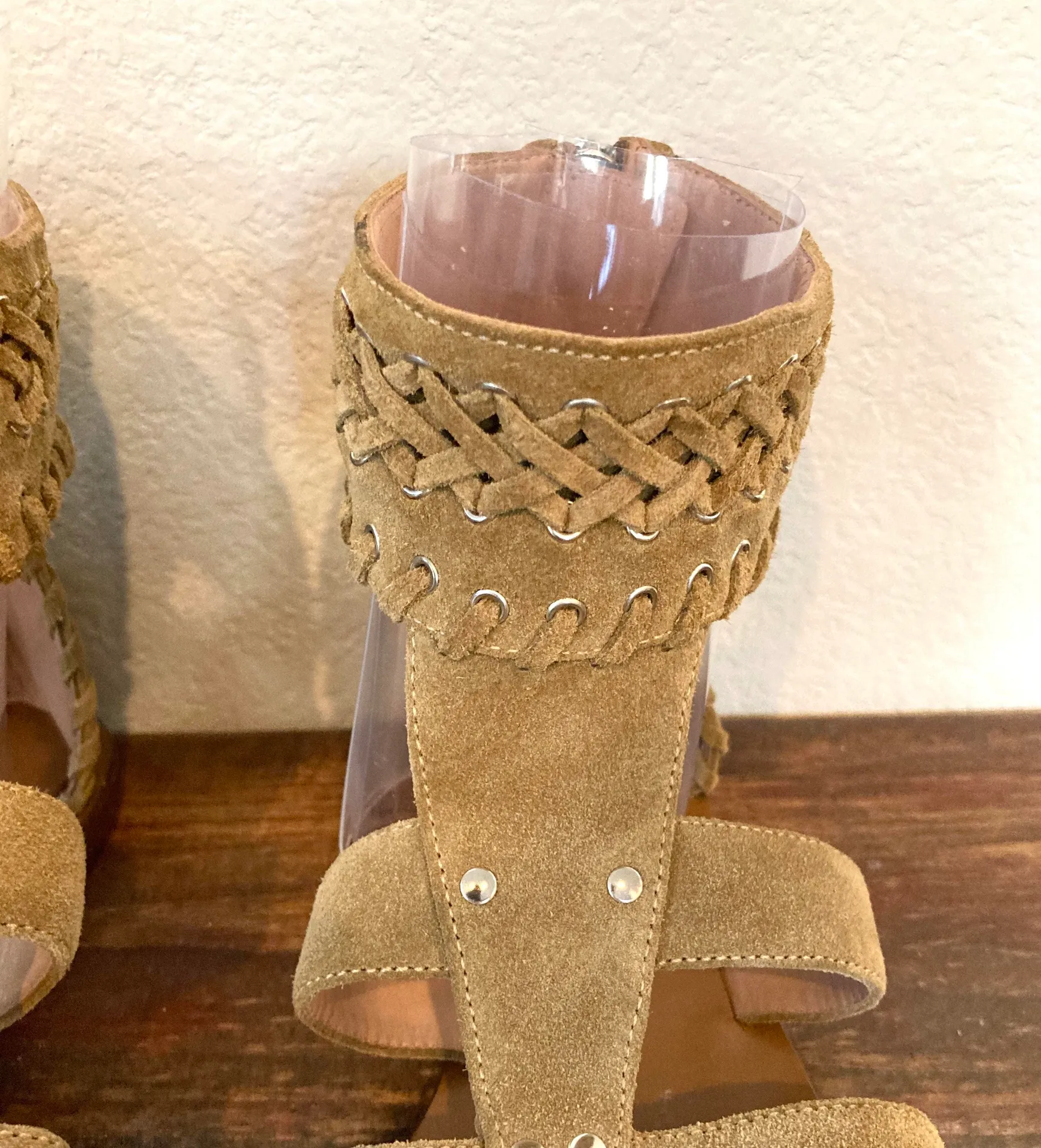 Hardly worn mint made in Spain  suede sandal flats. Sz 36 or 6 - Image 4