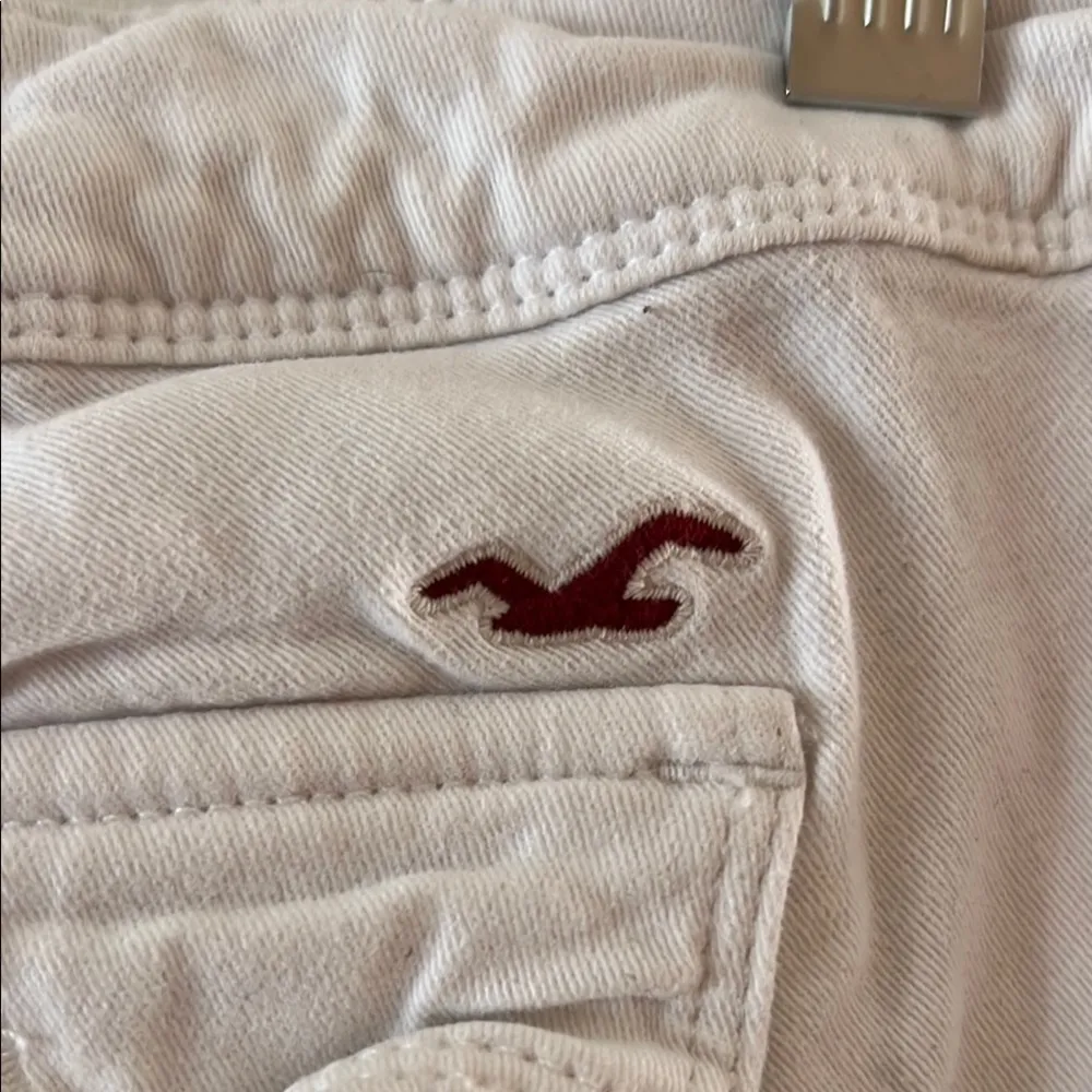 Hollister White Cuffed Stretch Cotton Shorts - Image 4