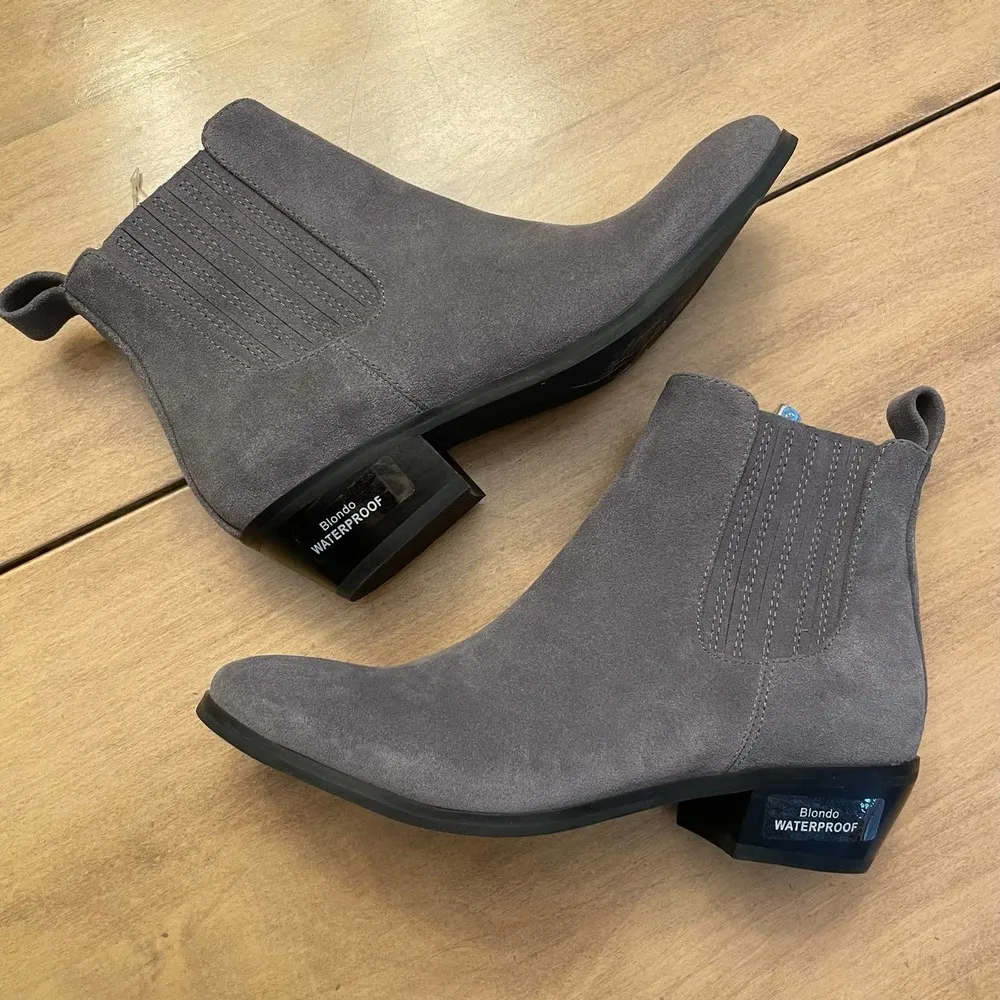 NWOT Blondo Waterproof Sydney Gray Suede Bootie Leather Side Zip Size 6 - Image 2