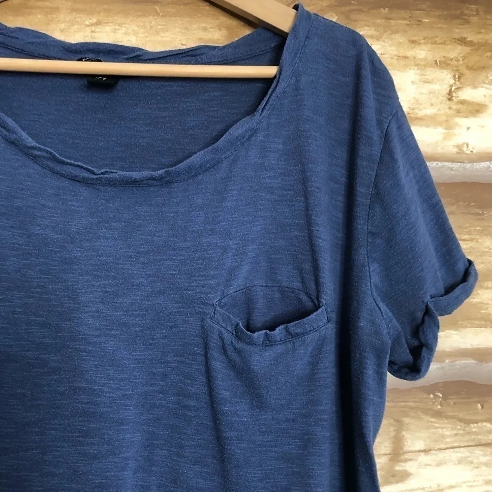 H&M Basic scoop neck cuff sleeve shirttail hem tee size medium - Image 3