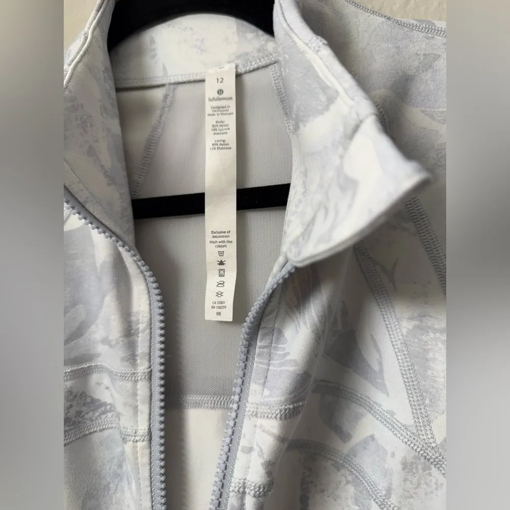 Lululemon Define Jacket  Women's size 12- Gray/White Print - Image 4