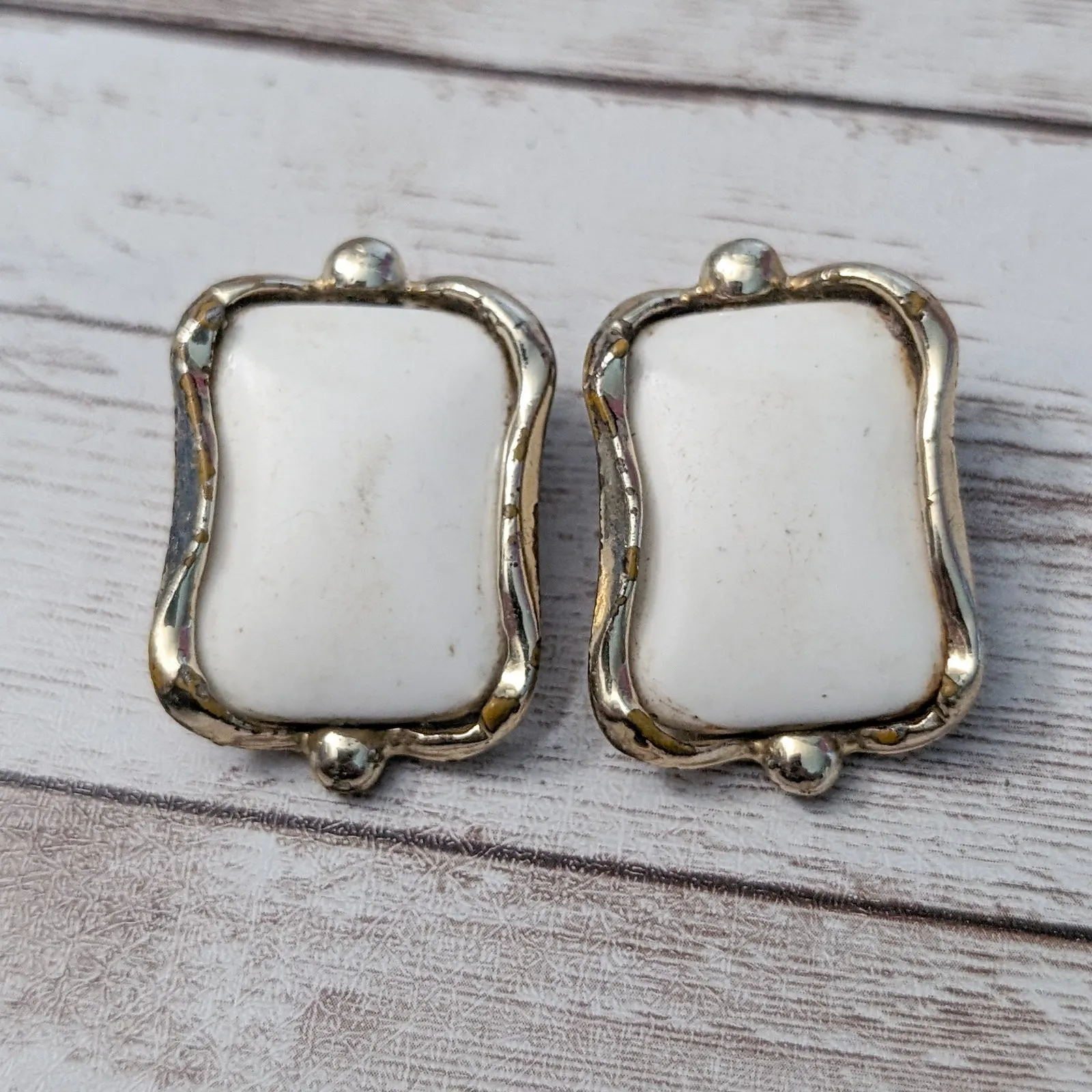Vintage Clip On Earrings Off White & Gold Tone Large - Image 2