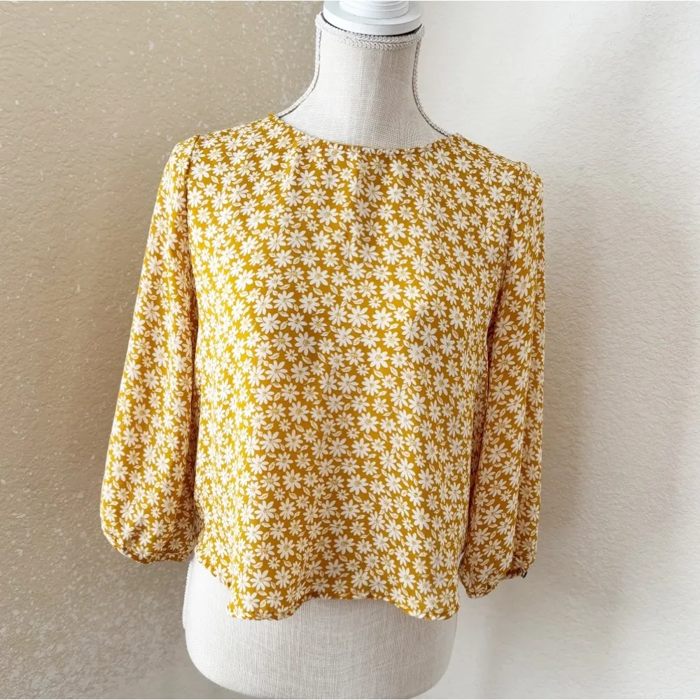 Floral 3/4 sleeves blouse Back heart cutout Size Smalll - Image 3