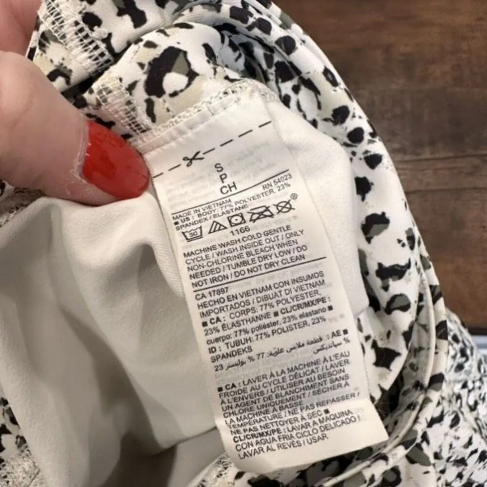 Old Navy Powersoft 8” Biker Shorts Hi Rise Phone Pocket Size Small White & Black - Image 9