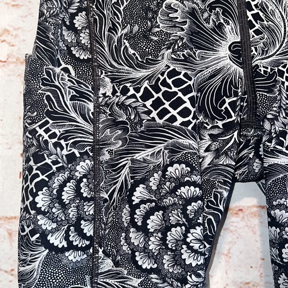 Lululemon Speed Up tight full on luxtreme 28 inch length leggings 4 zip pocket - Image 4