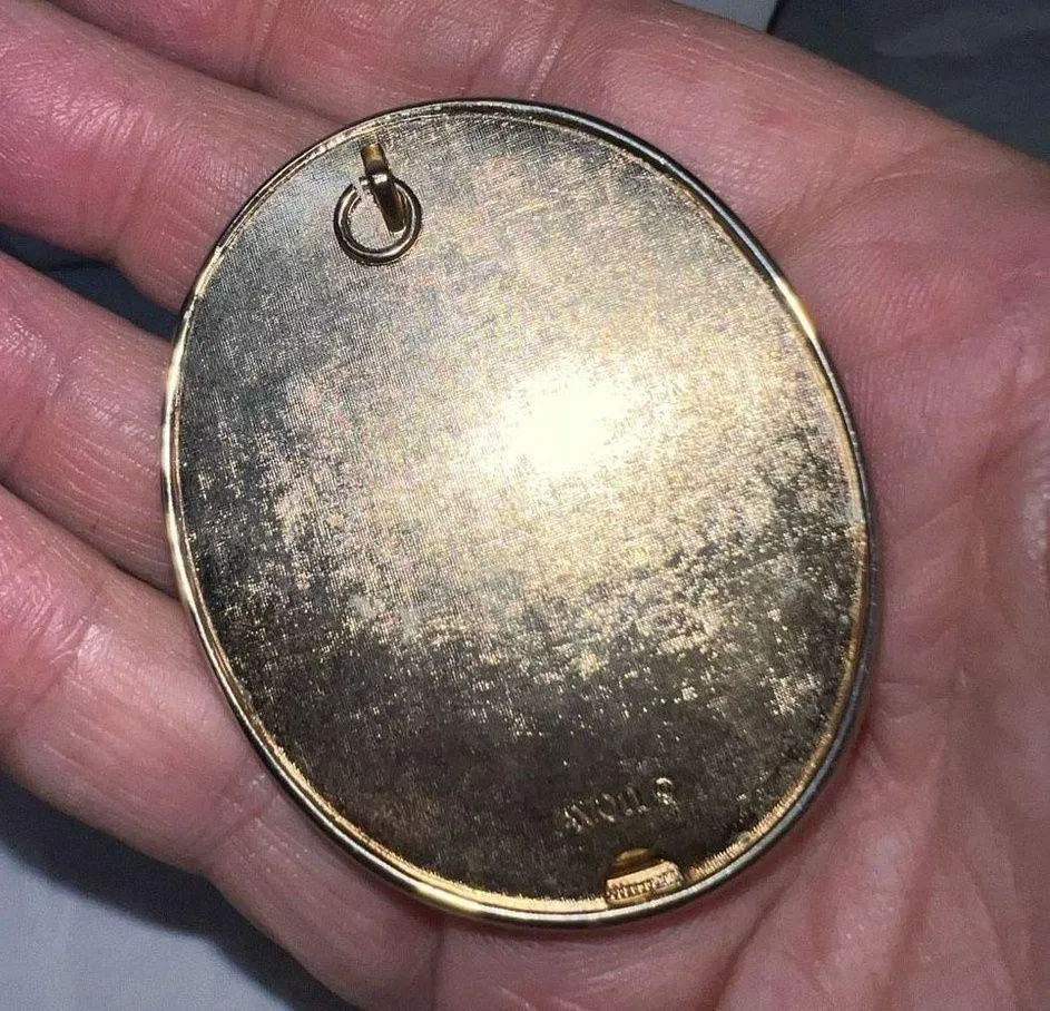 Vintage Avon Gold Tone Embroidered Look Pendant Gold - Image 4