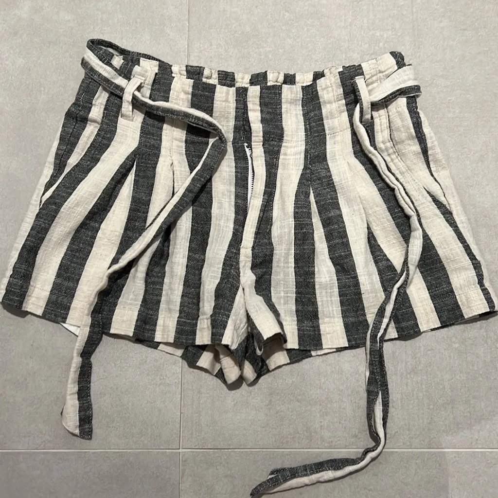 Women size small Linen cotton alike ivory and gray stripe shorts belt fabric - Image 4