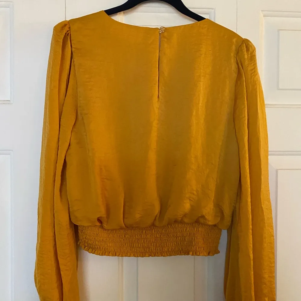 ASTR the Label Mustard Yellow Ruched Puff Sleeve Blouse, Women’s Small - Image 8