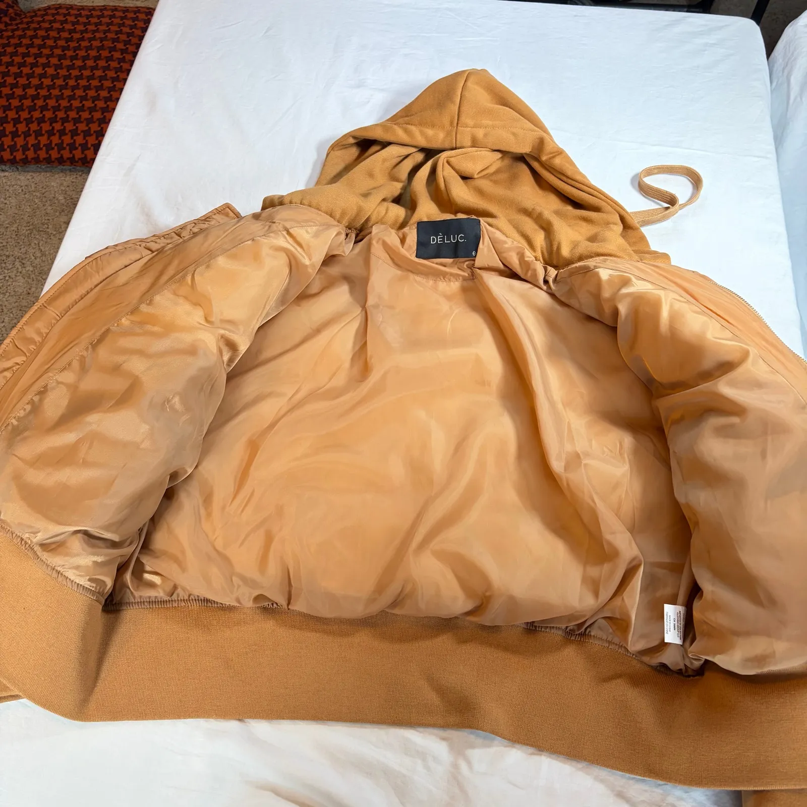 Deluc womens short puffer coat. Sweatshirt hood, gold zip. Quiet luxury. Size L Tan Size L - Image 4