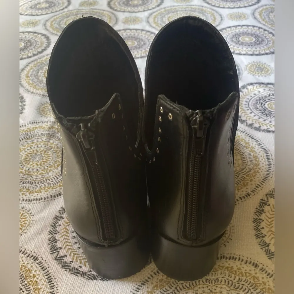 Chelsea & Violet Booties Kerri Leather Eyelet Hardware Block Heel Black sz 10M - Image 8