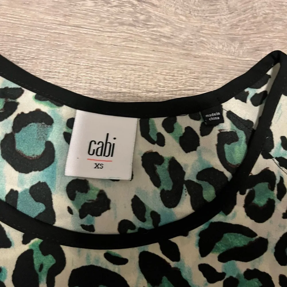 CAbi Jungle Top Womens Small Green Leopard Print Cap Sleeve Crew Neck Size XS - Image 5