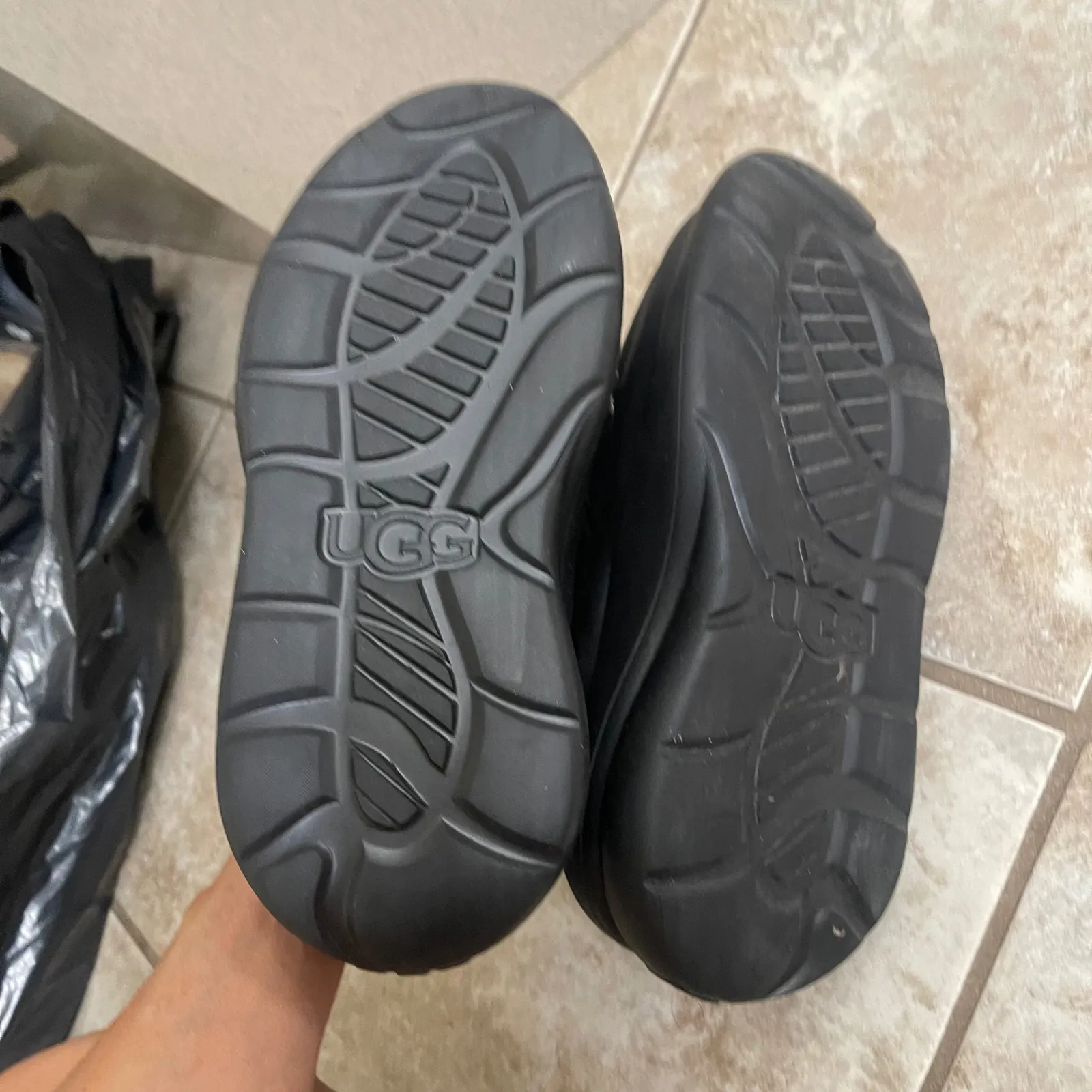 UGG women 7.5/8 & youth big kids K6/Black Clogs Slides Slip On Shoes unisex EUC - Image 3