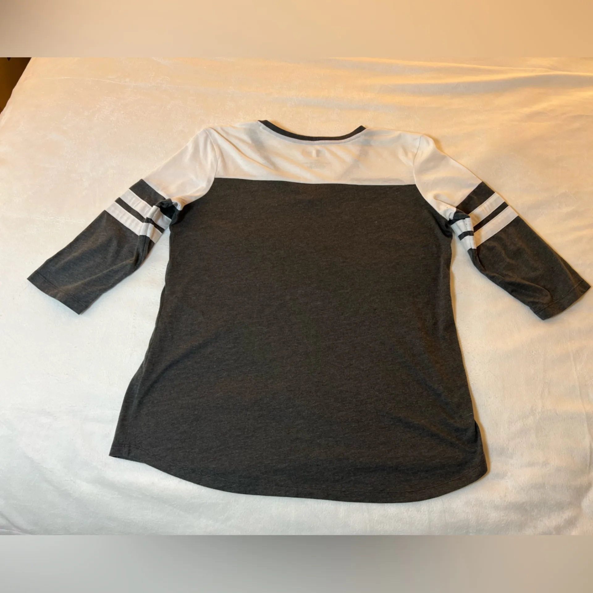 NFL Las Vegas
Raiders Lateral Script 34 Sleeve V-
Neck Tri-Blend‎ T-Shirt Size L - Image 3