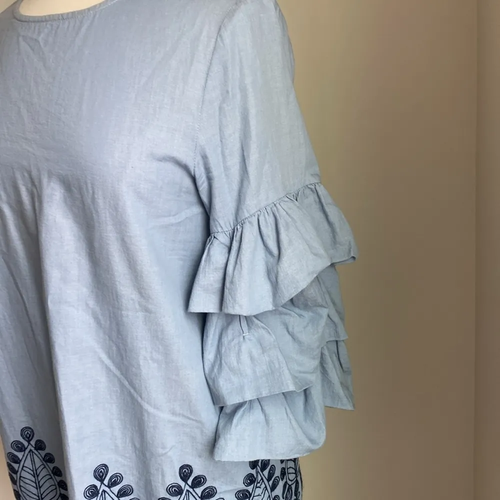 PAPER CRANE Ruffle Sleeve Dress Womens Sz Medium Blue Chambray Embroidered Hem - Image 4