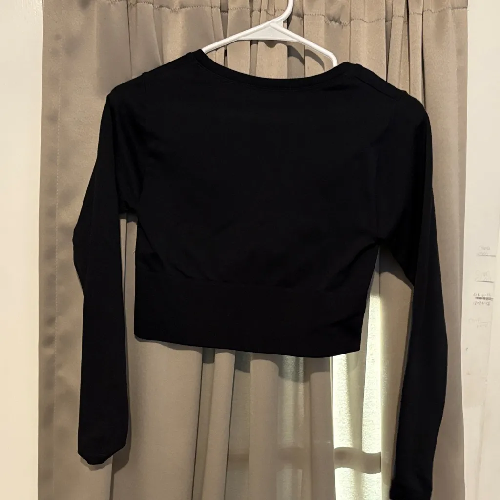 Classic Black Long Sleeve Crop Top Size undefined - Image 3