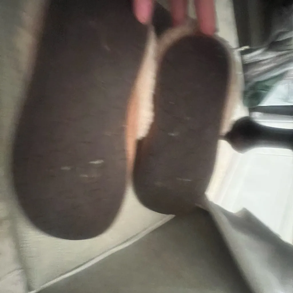 Ugg slippers size 7 - Image 4