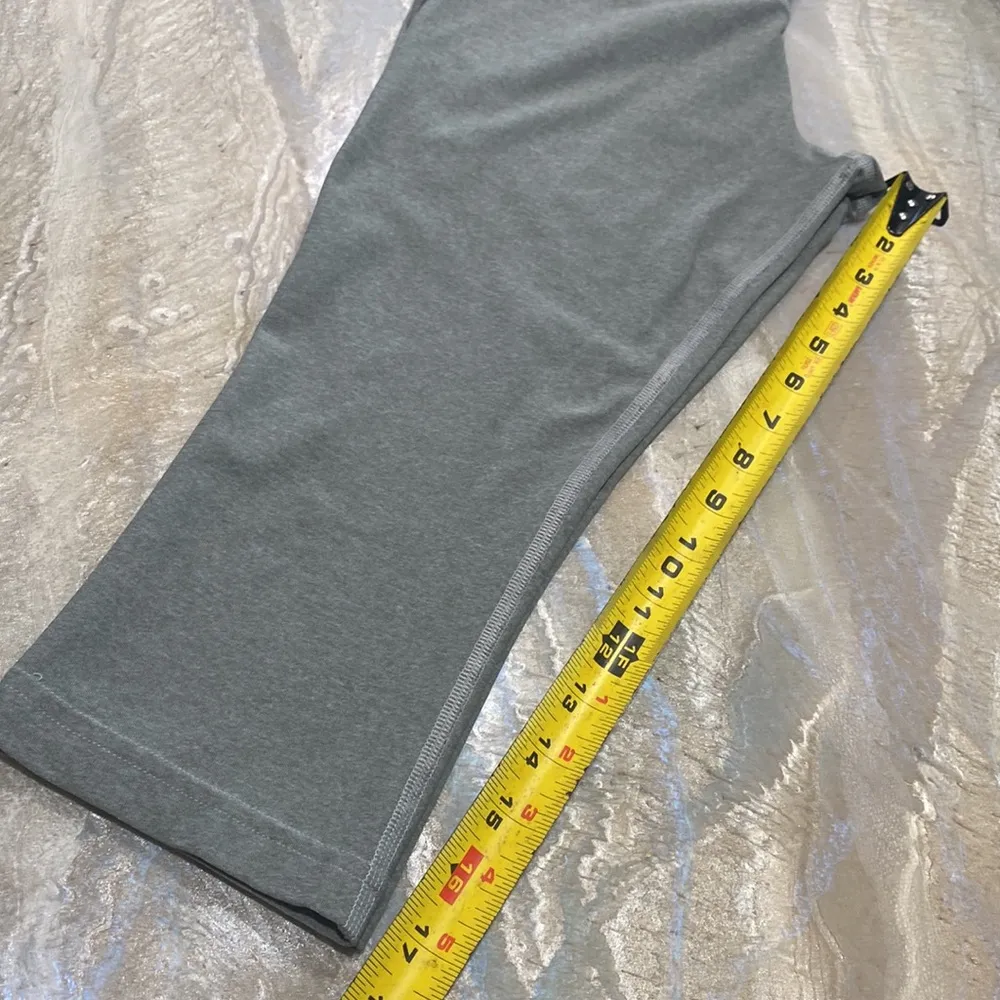 Nike Dri-Fit Women's Gray Capri Leggings - Image 3