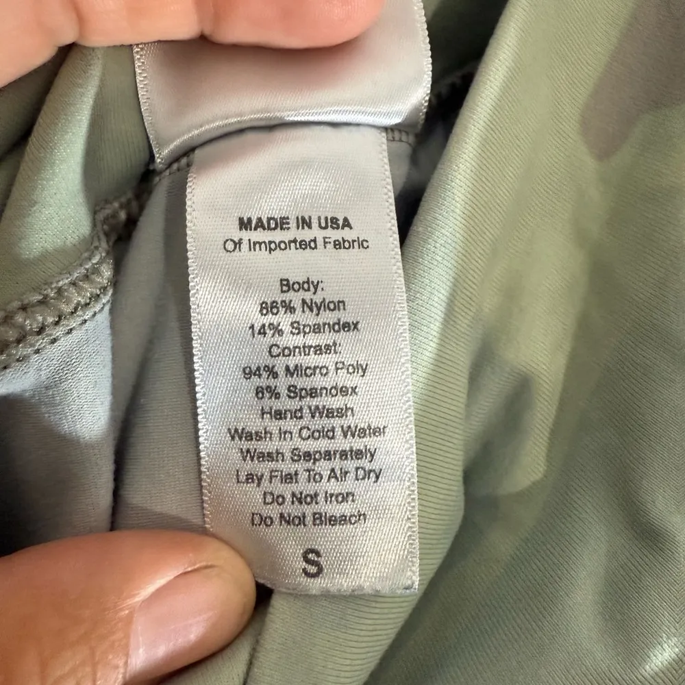 Bombshell Sportswear Camouflage and Black Leggings thigh high pockets small EUC - Image 5