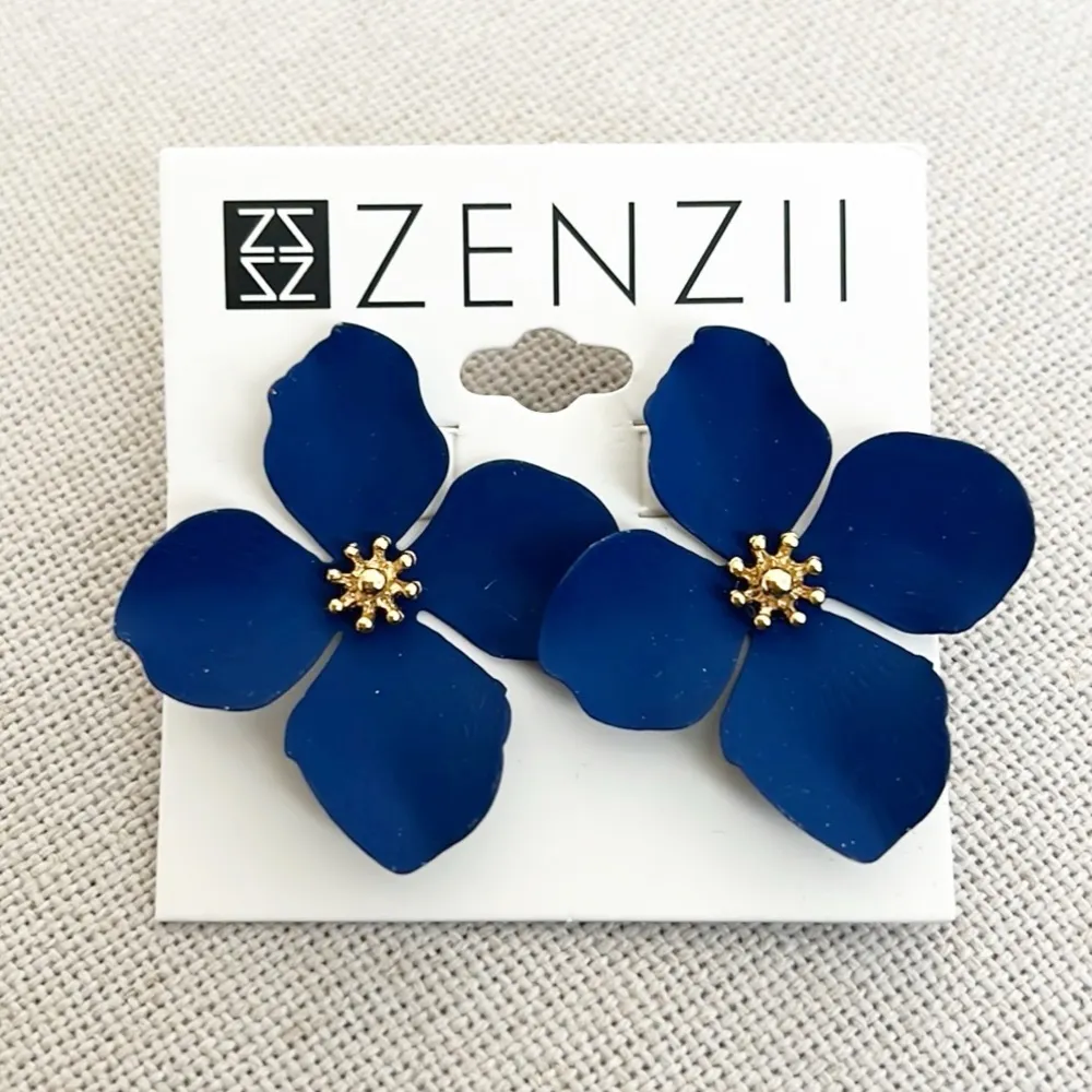 Zenzii Gold Tone Navy Painted Metal Flower Stud Earrings, New w/Tag $35 - Image 5