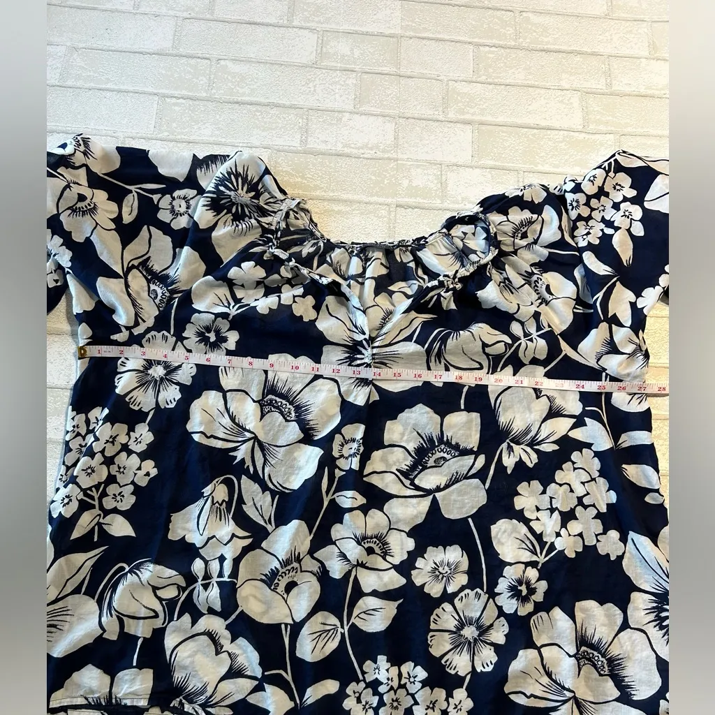 Vineyard Vines Navy and White Floral Blouse - Image 6