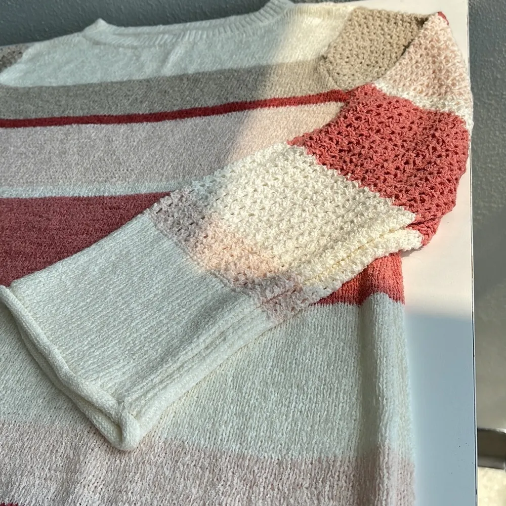 Beautiful soft Loft Sweater Mixed Media Sweater Neutral Colors Crochet sleeves - Image 2