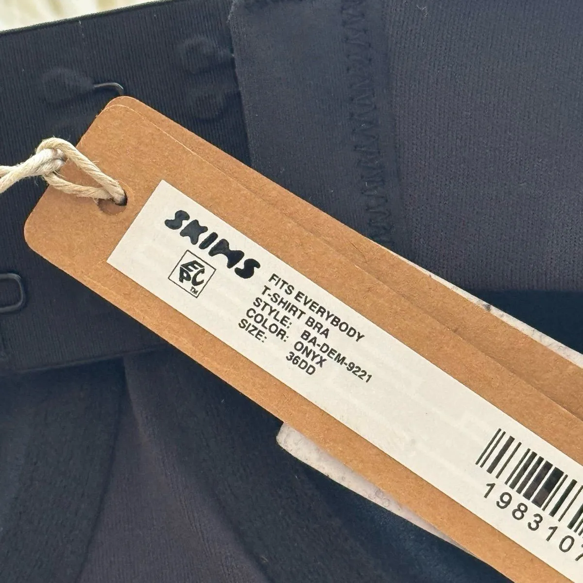 Skims Fits Everybody T-shirt Bra Onyx Size 36DD - Image 8