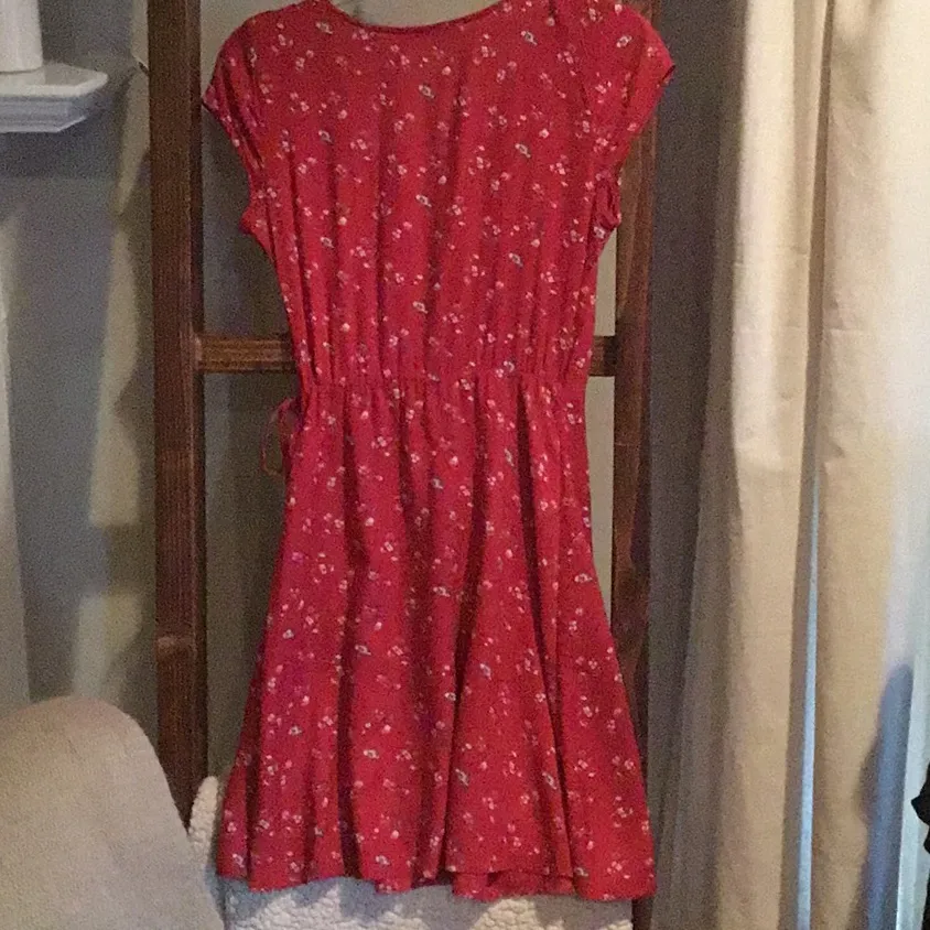 Hollister Red ditsy floral wrap dress - Image 4