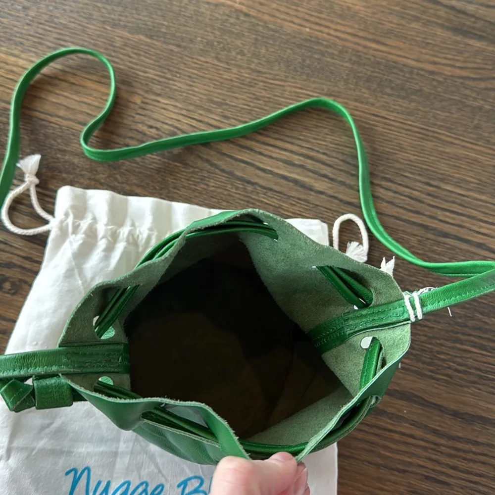 Nuage Bleu Maui Leather Bucket Cinch Crossbody Bag Lizard Green NWT Tan - Image 4