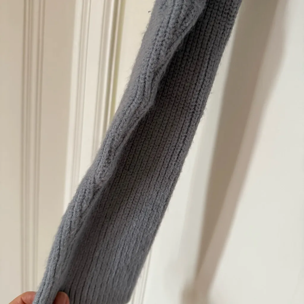 SHEIN Light Blue Periwinkle V-Neck Cable Knit Sweater Size Small EUC - Image 3