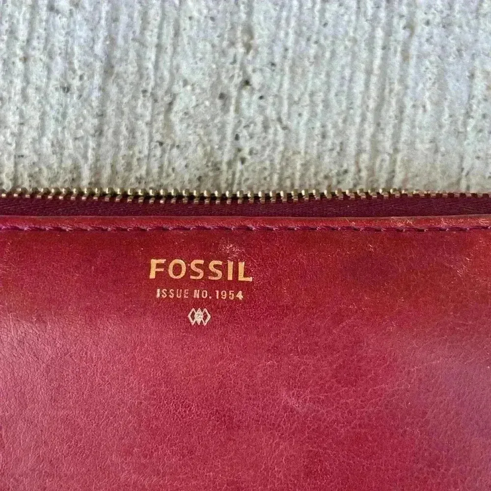 Vintage Fossil Wallet Red Leather Zip around Pocket Card Slots - Image 2