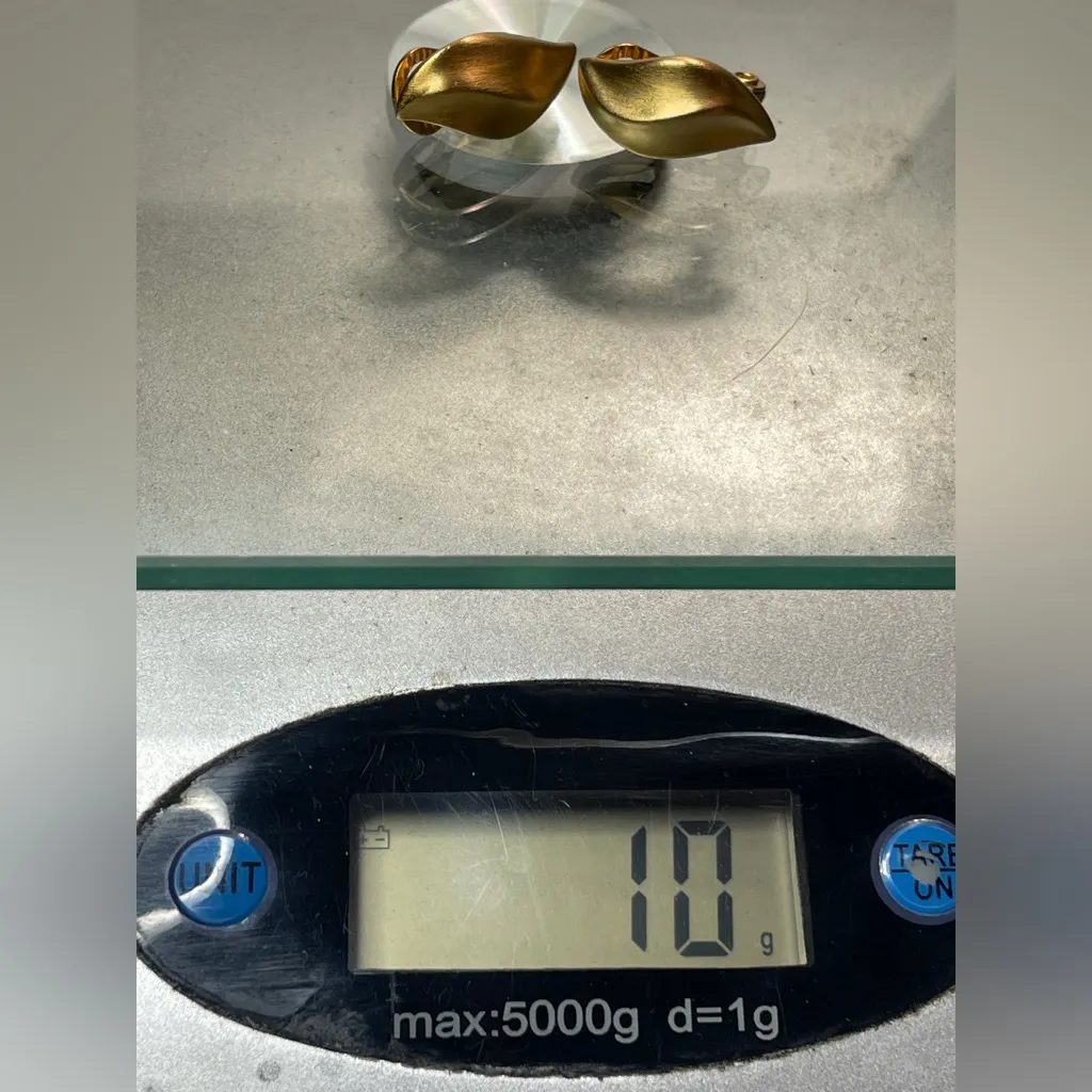 Monet clip on earrings gold brushed gold tone signed 1” tall vintage - Image 9