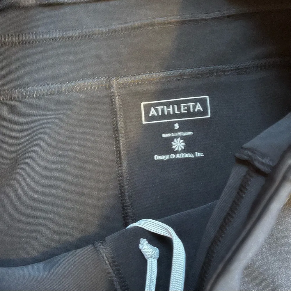 Athleta navy blue with black accent shorts size small - Image 3